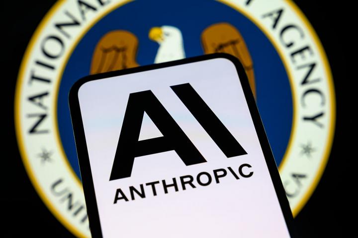 El logotipo de Anthropic, visto en la pantalla de un teléfono, con el logotipo de la NSA de fondo en Créteil (Francia), el 21 de abril de 2026.
