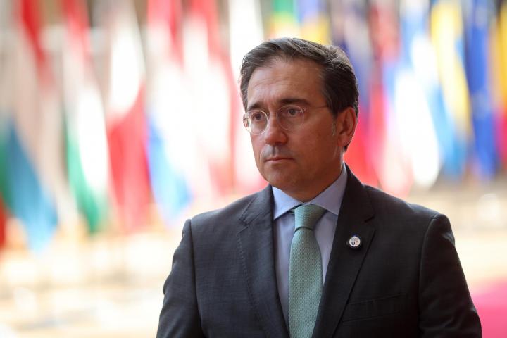 Brussels (Belgium), 11/05/2026.- Spanish Foreign Minister Jose Manuel Albares speaks to the media as he arrives for a meeting of the Foreign Affairs Council (FAC) in Brussels, Belgium, 11 May 2026. EU foreign ministers meet to discuss Russia's war against Ukraine, including the High-Level Meeting of the International Coalition for the Return of Ukrainian Children, as well as the situation in the Middle East, the Western Balkans, and preparations for the EU-Syria high-level political dialogue later in the day. (Bélgica, Rusia, Ucrania, Bruselas) EFE/EPA/OLIVIER HOSLET