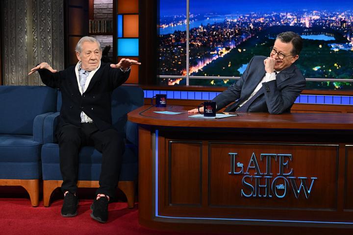 Ian McKellen y Stephen Colbert en el programa de CBS "The Late Show with Stephen Colbert", el 4 de febrero de 2026.