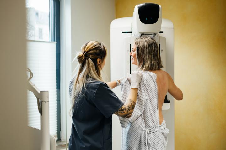 Imagen de una mujer sometiéndose a una prueba diagnóstica de cáncer de mama.