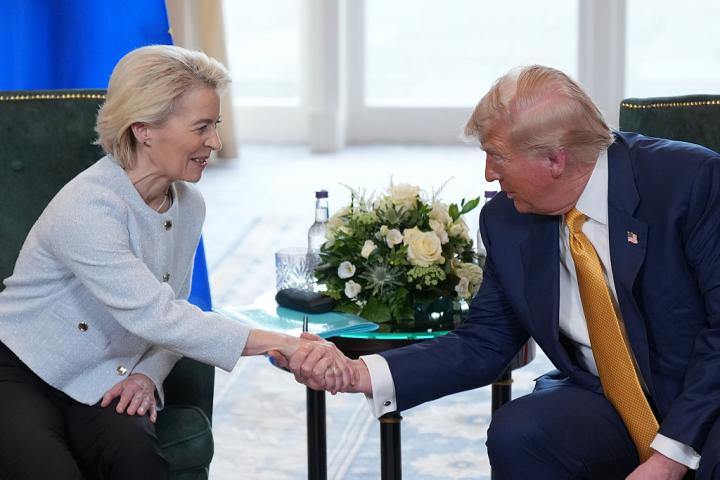 La presidenta de la Comisión, Ursula von der Leyen, estrecha la mano del presidente de EEUU, Donald Trump, el club de golf Trump Turnberry (Escocia), el 27 de julio de 2025.