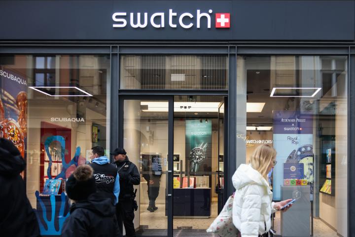 Una tienda de Swatch con los nuevos relojes Royal Pop