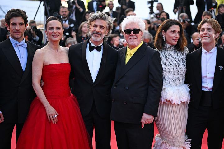 Quim Gutiérrez, Aitana Sánchez-Gijón, Leonardo Sbaraglia, Pedro Almodóvar, Bárbara Lennie y Patrick Criado en la presentación de 'Amarga Navidad' en Cannes.