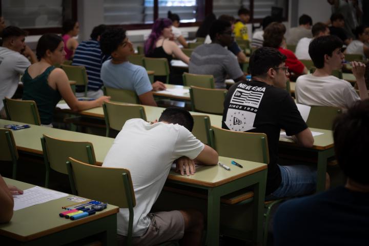 Un alumno, rendido antes de un examen de la PAU en Valencia.