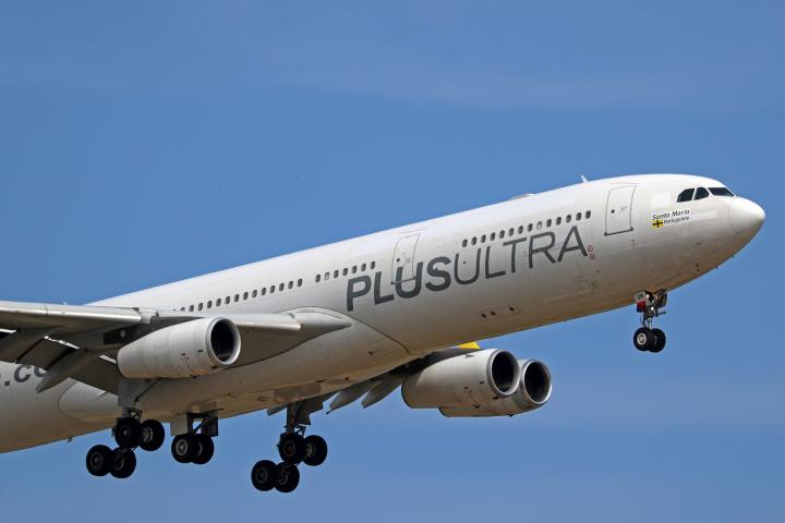 Un avión de la compañía Plus Ultra. -- (Photo by Urbanandsport/NurPhoto via Getty Images)