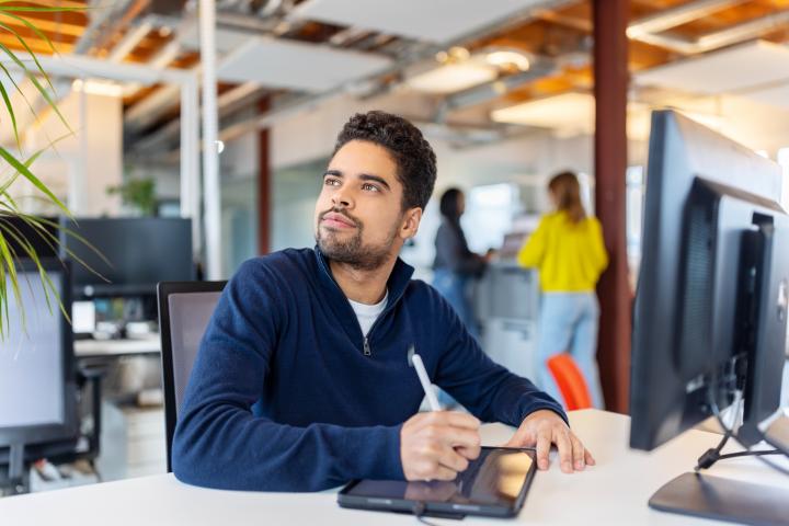 Un joven, trabajando en la oficina