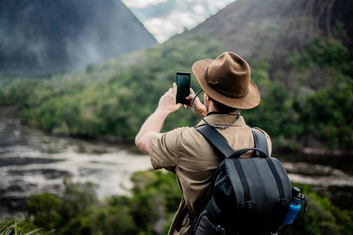 Un turista, haciendo fotos en la naturaleza.