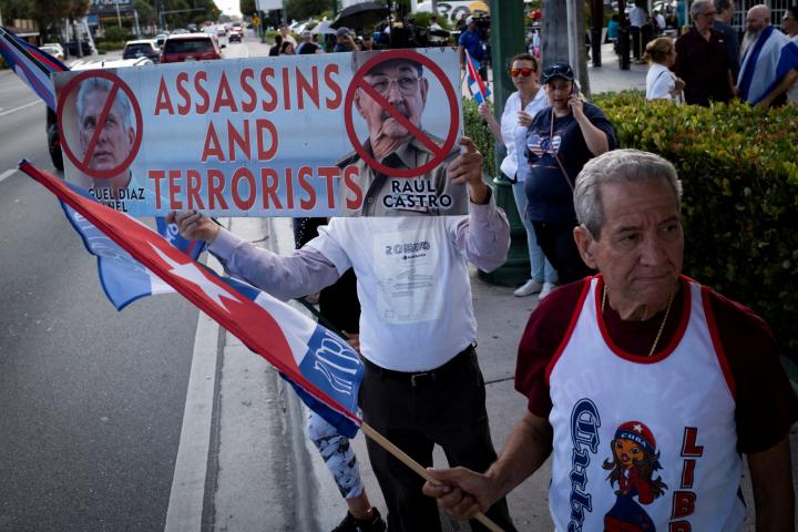 Anticomunistas se congregan frente al Café Versalles de Miami (EEUU) tras la presentación de cargos contra el expresidente cubano Raúl Castro, el 20 de mayo de 2026.