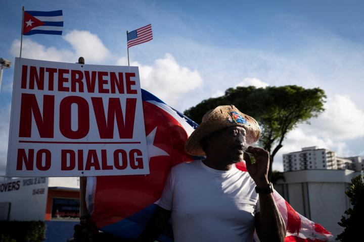 Concentración anticomunista ante el Café Versalles de Miami (Florida) después de que el Departamento de Justicia de EEUU anunciara cargos penales contra el expresidente Raúl Castro, el 20 de mayo de 2026.