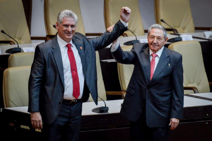 El expresidente cubano Raúl Castro levanta el brazo del recién elegido sucesor, Miguel Díaz-Canel, el 19 de abril de 2018, en La Habana.