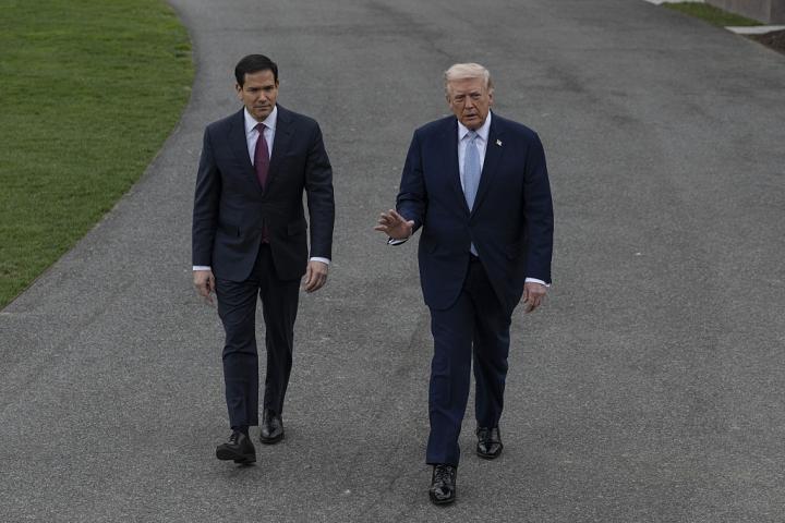 El presidente de EEUU, Donald Trump, y su secretario de Estado, Marco Rubio, hablan con la prensa en la Casa Blanca antes de volar a Miami, el 20 de marzo de 2026.