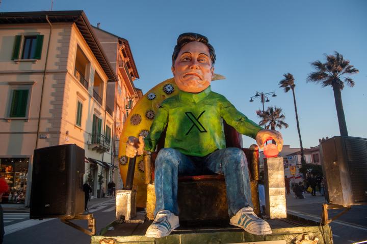 Elon Musk en el carnaval de Viareggio