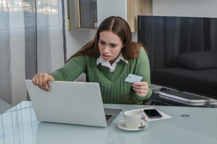 Una mujer mirando el ordenador preocupada