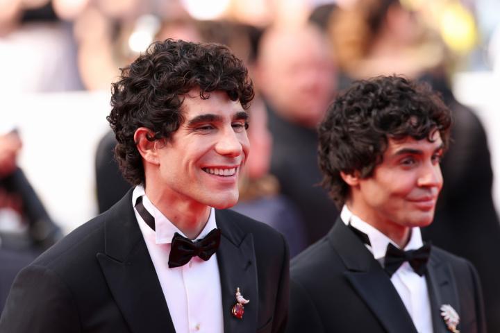 alt="alt="Javier Calvo y Javier Ambrossi en el estreno de 'La Bola Negra' en el Festival de Cannes 2026""
