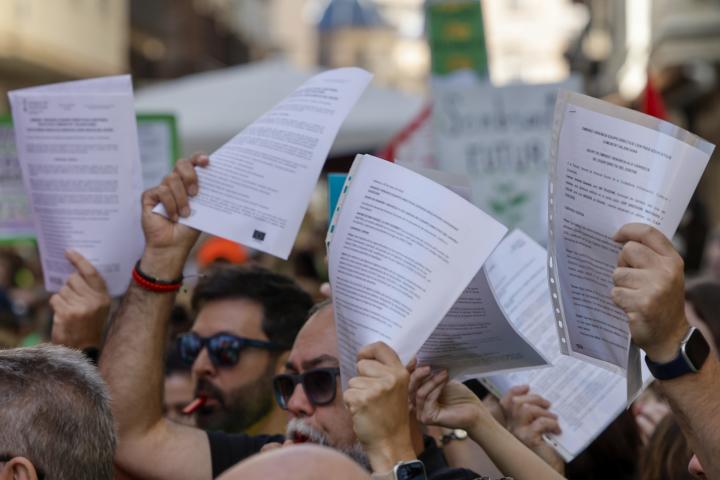 Miembros de equipos directivos de centros educativos de la Comunitat Valenciana muestran escritos de dimisión durante la concentración de profesores valencianos