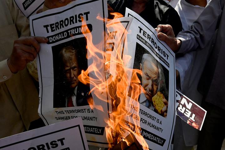 Musulmanes chiítas de India queman carteles del primer ministro israelí Benjamin Netanyahu y del presidente de EEUU Donald Trump por su ataque a Irán, el 6 de marzo de 2026, en Nueva Delhi.