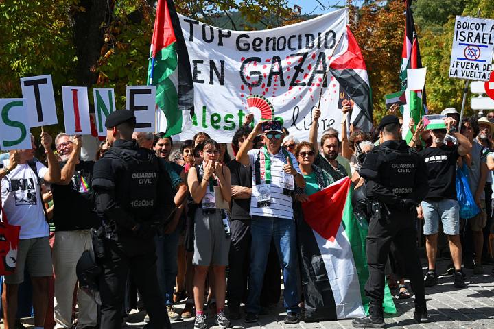 BOLA DEL MUNDO, SPAIN - SEPTEMBER 13: Pro - Palestine protesters during the La Vuelta - 80th Tour of Spain 2025, Stage 20 a 164.8km stage from Robledo de Chavela to Bola del Mundo. Puerto de Navacerrada 2253m / #UCIWT / on September 13, 2025 in Bola del Mundo. Puerto de Navacerrada, Spain. (Photo by Tim de Waele/Getty Images)