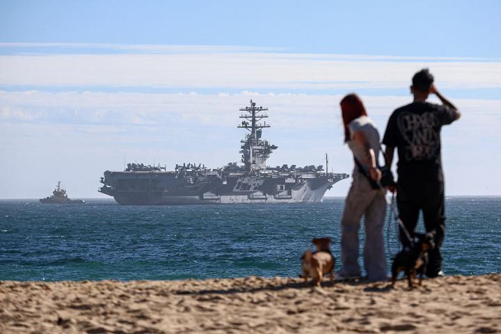 Turistas observan el portaaviones de EEUU 'USS Nimitz' en la bahía de Valparaíso (Chile), como parte del Tour del Océano Austral 2026, el pasado abril.