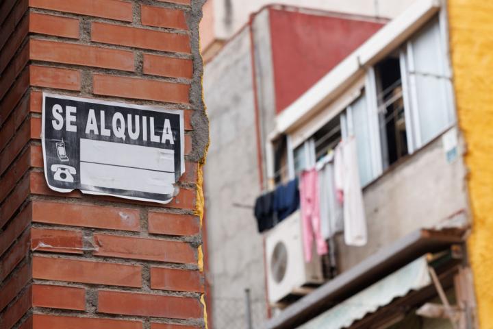 Un cartel de "Se Alquila", en las calles de Madrid, el 19 de junio de 2023.