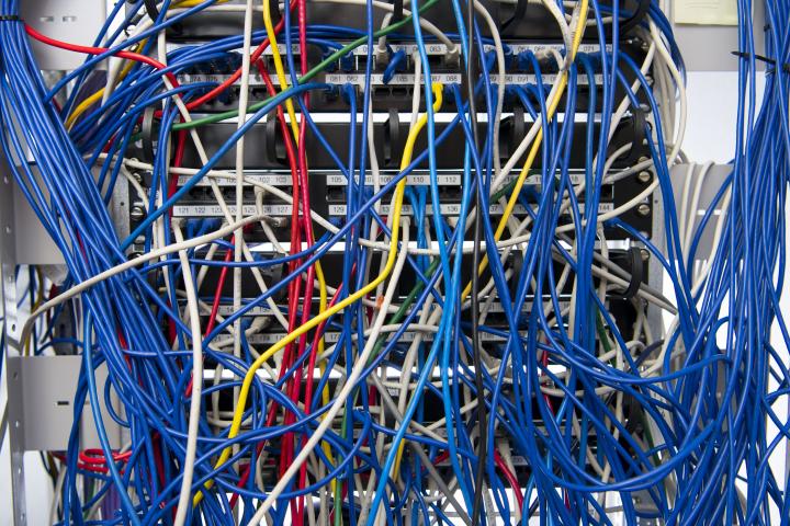 Un servidor con una maraña de cables de internet en una imagen de archivo