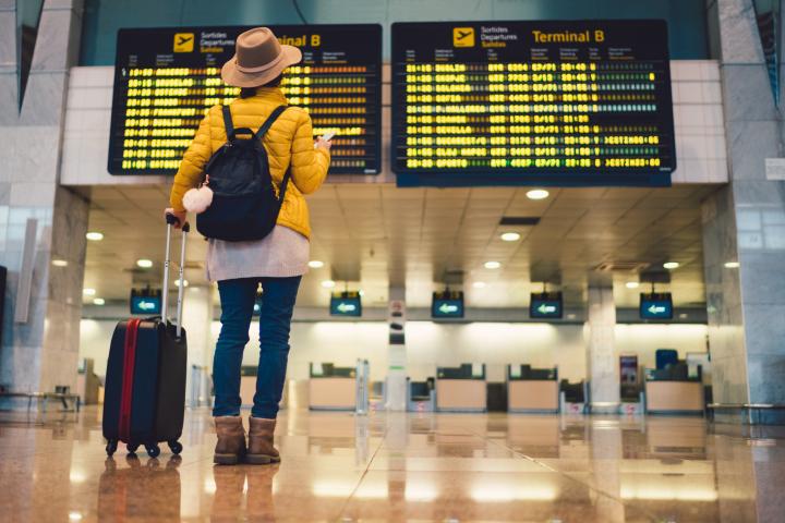 Una persona, en un aeropuerto.