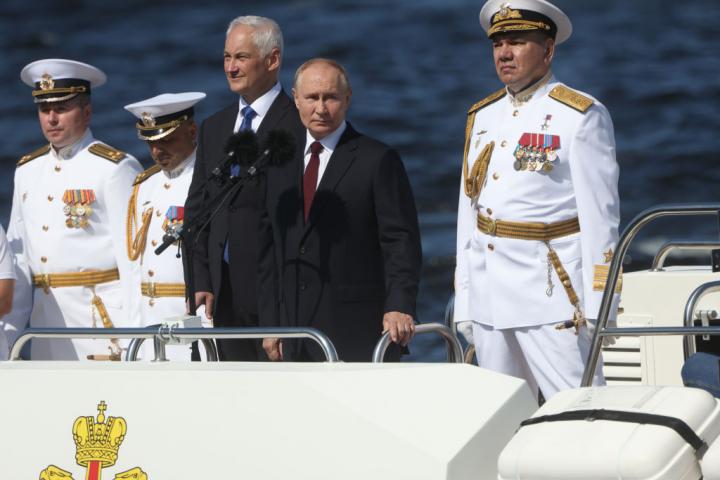 Vladimir Putin, junto a la plana mayor de la Armada rusa