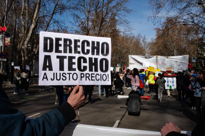 Cartel de 'Derecho a techo a justo precio' en una manifestación en Madrid.
