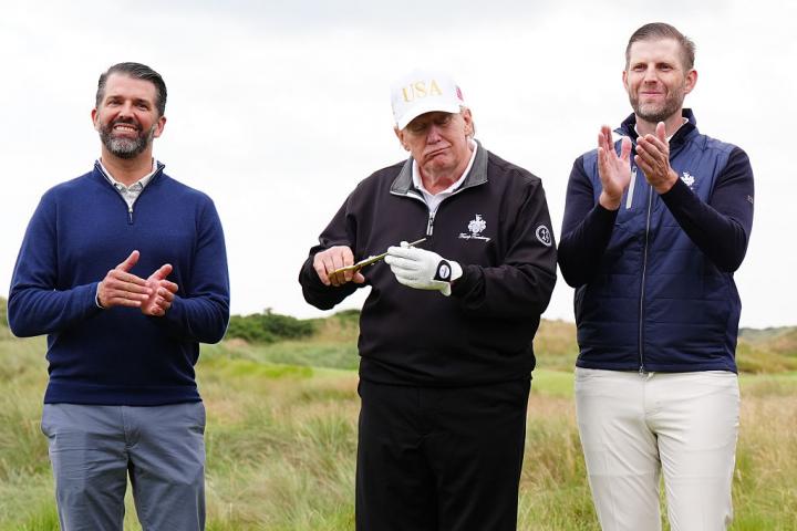 Donald Trump Jr. (izda.), Trump padre (centro) y Eric Trump (dcha.) en una escena familiar que no se verá este sábado