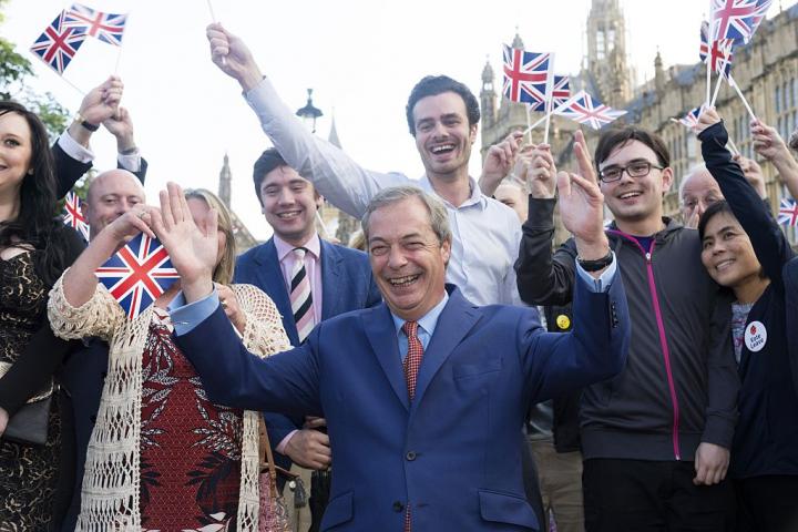 El entonces líder del partido UKIP, Nigel Farage, saluda a sus seguidores en Londres (Reino Unido), el 24 de junio de 2016, tras la victoria del Brexit en referéndum.