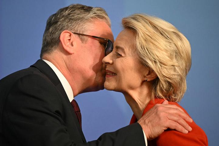 El primer ministro británico, Keir Starmer, besa a la presidenta de la Comisión Europea, Ursula von der Leyen, en la Cumbre sobre el Futuro de la Seguridad Energética, el 24 de abril de 2025, en Londres.