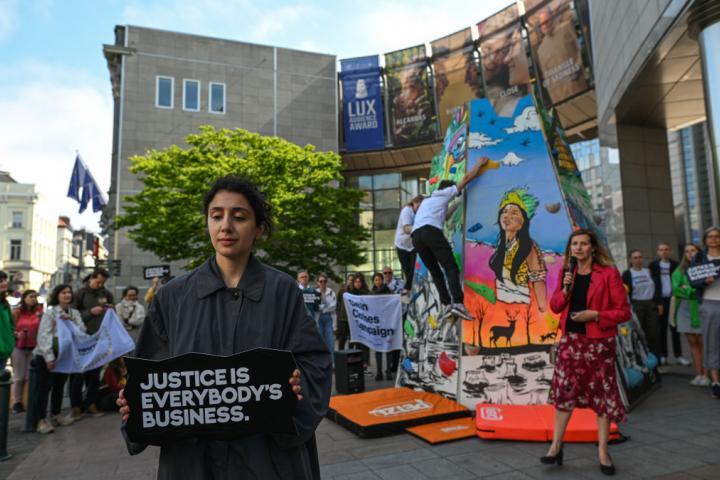 Protesta bajo el lema "La justicia es asunto de todos" frente al Parlamento Europeo en Bruselas (Bélgica), el 31 de mayo de 2023.Isabelle Schoman (1R), the secretary of the European TUC addresses activists who take part in the 'Justice is Everybody's Business' protest outside the European Parliament in Brussels, Belgium, on May 31, 2023.
The demonstration aims to shed light on the challenges individuals face in seeking justice after their rights are violated by corporate greed. A powerful symbol of these obstacles, a towering mountain, stands at the protest's entrance, representing the immense hurdles people must overcome to attain justice. The activists' presence signifies their unwavering commitment to promoting a fair and equitable society. (Photo by Artur Widak/NurPhoto via Getty Images)