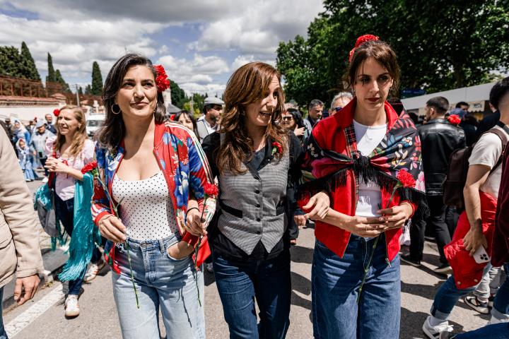 La ministra de Sanidad, Mónica García, junto a Manuela Bergerot y Rita Maestre.
