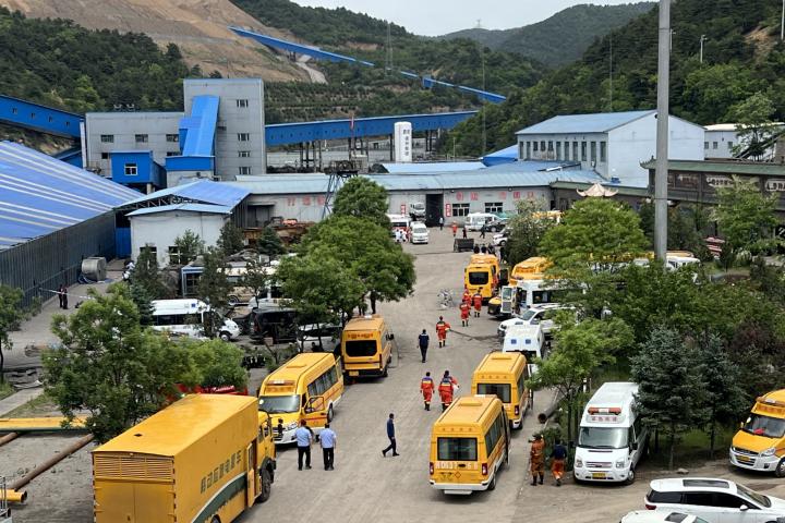 Los equipos de rescate trabajan en el interior de la mina donde se ha producido la explosión este sábado.