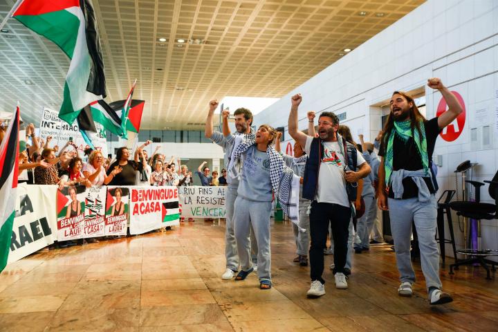 Los miembros de la Flotilla llegan al aeropuerto de Barcelona este sábado.
