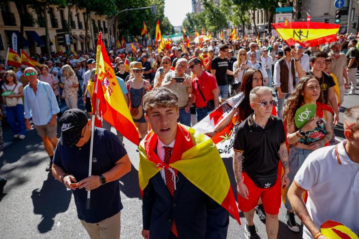 Varias personas participan en la "marcha por la dignidad" para pedir la dimisión del presidente del Gobierno, Pedro Sánchez.