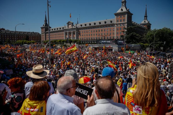 Vista general a su paso por Moncloa de la "marcha por la dignidad".