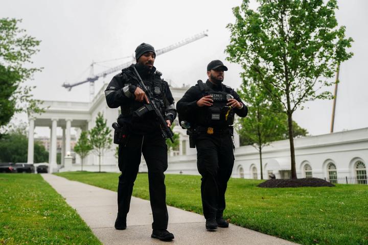 Agentes de los servicios secretos de EE.UU caminan por los jardines de la Casa Blanca después del tiroteo de este sábado.