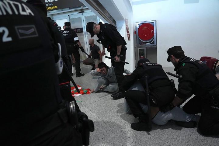 Cargas policiales a la llegada de los miembros de la Flotilla al aeropuerto de Bilbao.