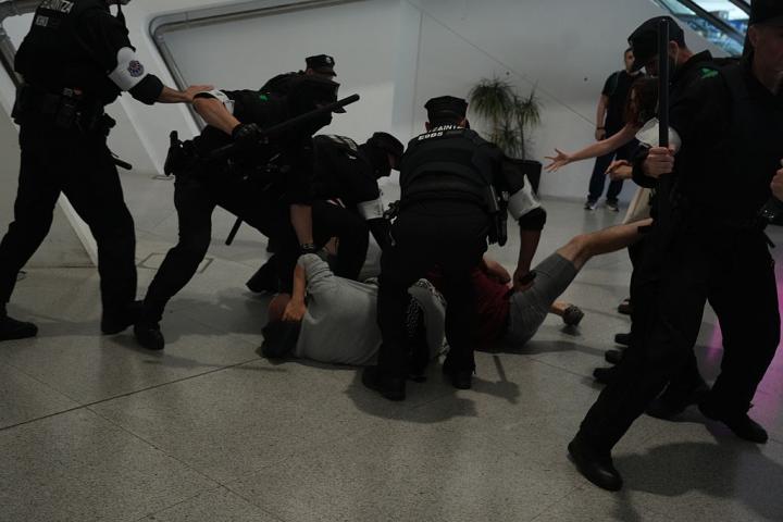 Cargas policiales en el aeropueto de Bilbao este sábado a la llegada de los seis miembros vascos de la Flotilla Global Sumud.