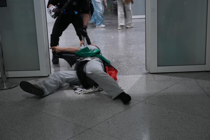 La Ertzaintza deteniendo a activistas en el aeropuerto de Bilbao.