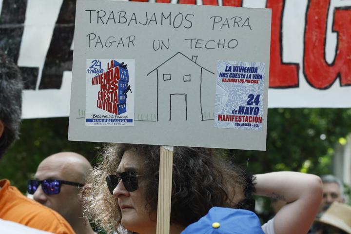 Pancarta en la manifestación de Madrid por la vivienda que denuncia que "trabajamos para pagar un techo".