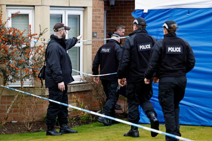 Agentes de policía acuden al domicilio de Peter Murrell y Nicola Sturgeon en Glasgow, Escocia, el 5 de abril de 2023.