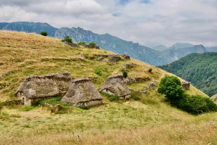 Cabañas de piedra de paja en el sendero Brañas de Saliencia en el Parque Natural de Somiedo