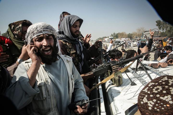 Combatientes talibanes viajan en un vehículo blindado en un puesto de control cerca del cruce fronterizo de Torkham, entre Pakistán y Afganistán, el 28 de febrero de 2026.