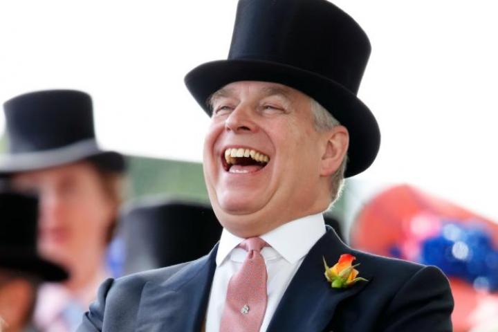 El entonces príncipe Andrés, duque de York, asiste al cuarto día del Royal Ascot en el hipódromo de Ascot, el 21 de junio de 2019, en Inglaterra.