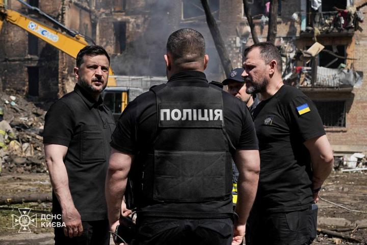 El presidente de Ucrania, Volodimir Zelenski, y el ministro del Interior, Ihor Klymenko, el 24 de mayo de 2026, ante edificios civiles atacados por Rusia en Kiev.