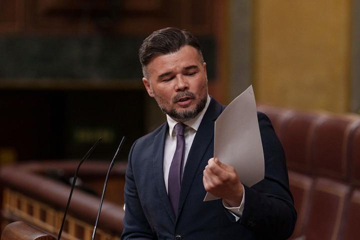 Gabriel Rufián mira unos papeles en el atril del Congreso