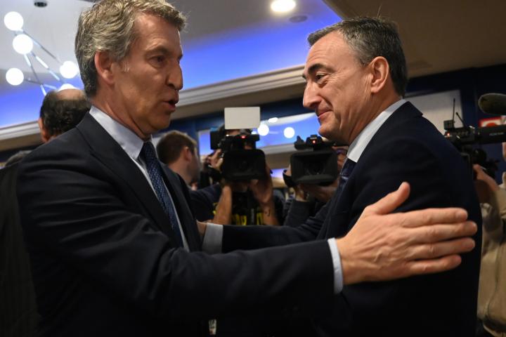 Imagen de archivo del líder del PP, Alberto Núñez Feijóo, saludando a su homólogo en el PNV, Aitor Esteban.