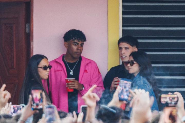 Lamine Yamal e Inés García en la casita del concierto de Bad Bunny