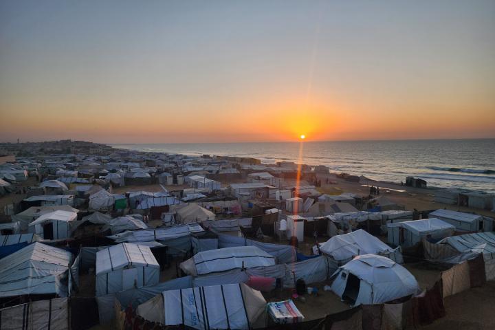 Refugio improvisado para desplazados internos en Deir al Balah, Gaza.